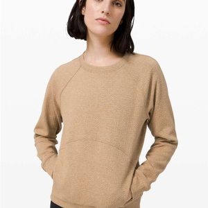 Lululemon catch a moment crew in size 6